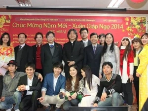 越南驻韩国大使馆走访看望旅居韩国越南人
